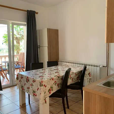 アパート Pool Apartments Novi Vinodolski *