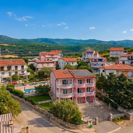 Pool Appartement Novi Vinodolski